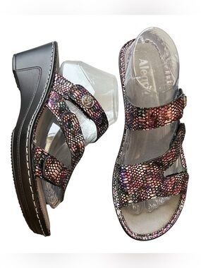 Alegria Loti Funtastic Wedge Sandals In Metallic Purple Snakeskin Size 40/9.5-10